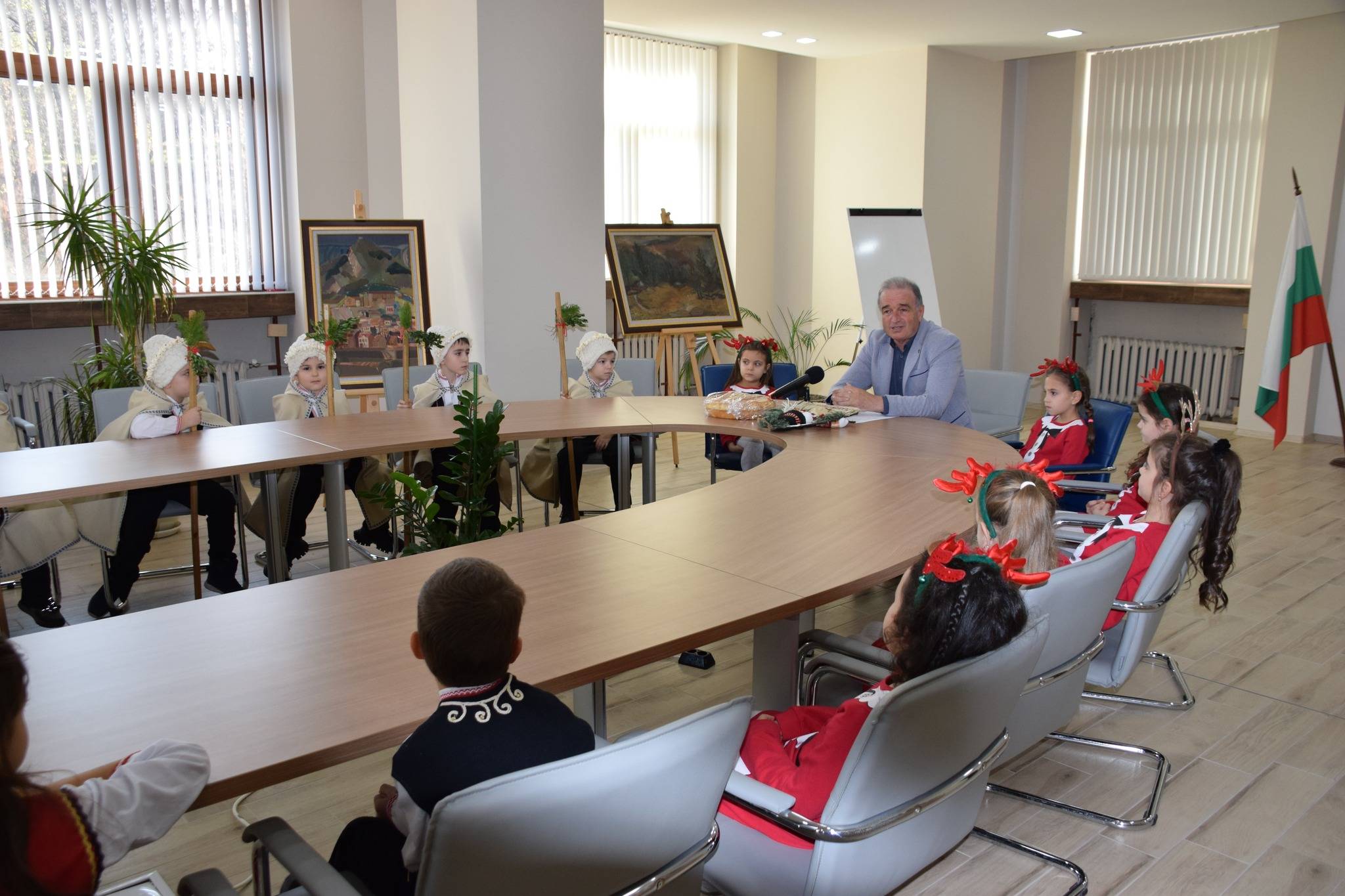 Малки коледари посетиха кмета на Асеновград д-р Христо Грудев 